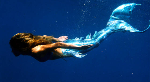 A scuola di &#8220;mermaiding&#8221;, in piscina con la coda da sirena