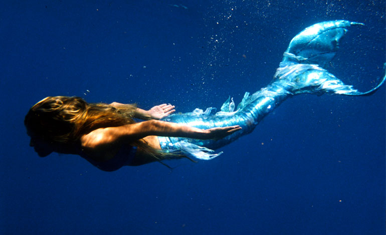 A scuola di “mermaiding”, in piscina con la coda da sirena