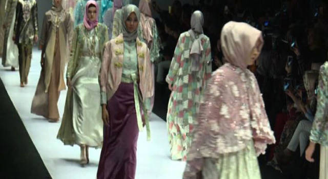 Hijab e paillettes per le modelle della stilista musulmana