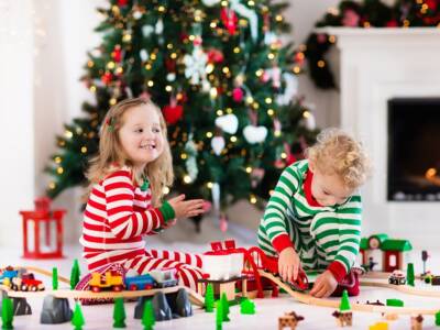 bambino bambina giocano natale regali