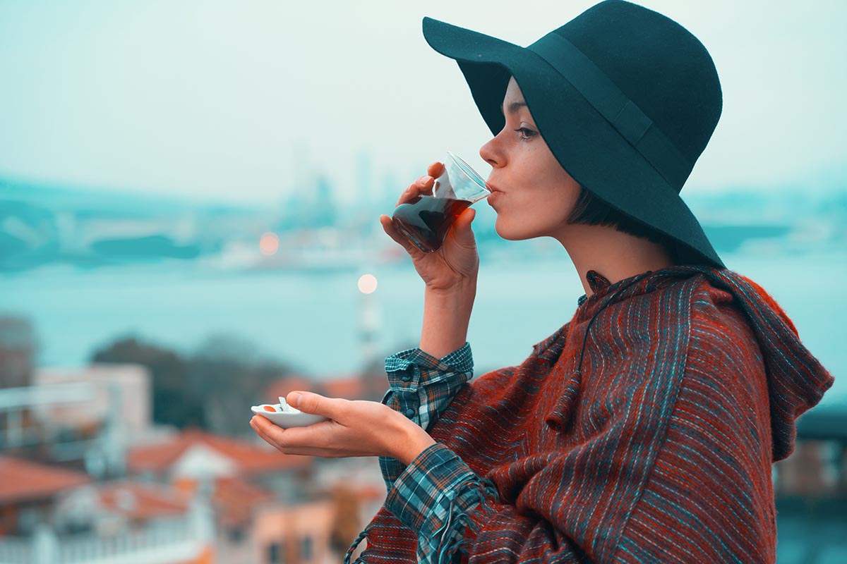 ragazza mantella rossa cappello nero aperitivo