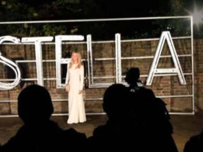 Stella McCartney sfila ad Abbey Road, omaggio ai Beatles