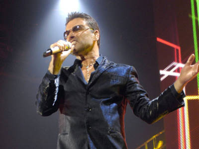 I fan ricordano George Michael, l’ombra dell’eroina sulla morte