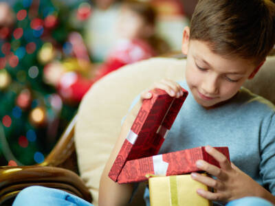 ragazzino bambino regalo di natale