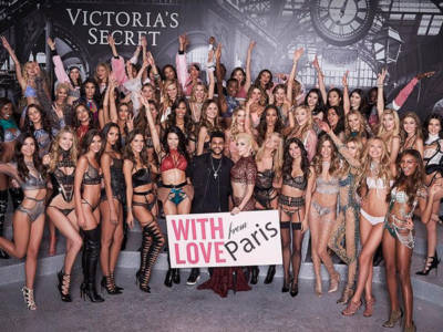 Gli angeli sexy di Victoria’s Secret sfilano a Parigi