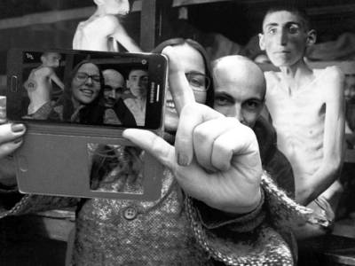 Yolocaust: Dagospia segnala un progetto choc contro i selfie irrispettosi al memoriale dell’Olocausto