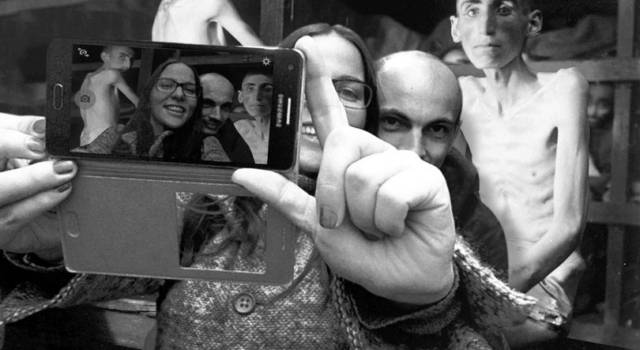 Yolocaust: Dagospia segnala un progetto choc contro i selfie irrispettosi al memoriale dell&#8217;Olocausto
