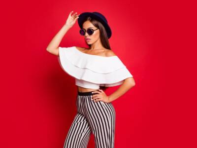 donna camicia off shoulder occhiali cappello pantaloni righe