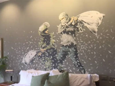 L’hotel di Banksy apre i battenti a Betlemme: arrivano i primi ospiti