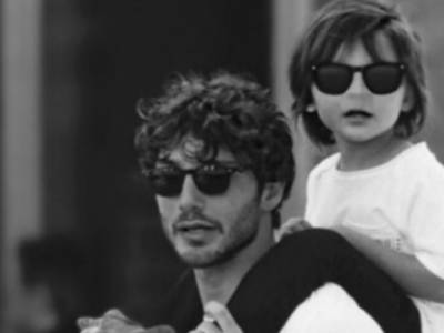 Stefano De Martino: pomeriggio al museo con il figlio Santiago