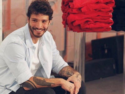 Stefano De Martino si rilassa in vacanza, ma è tutto solo?