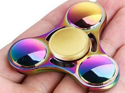 Che cos’è il fidget spinner, il gioco del momento che piace anche agli adulti