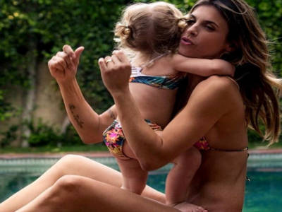 Elisabetta Canalis in piscina con Skyler Eva: “Miss mini bikini 2017”