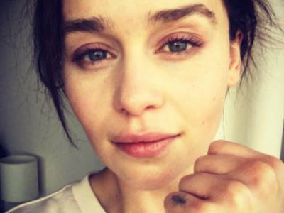 Emilia Clarke senza trucco