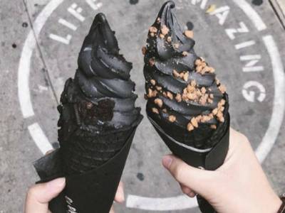 Che cos’è il gelato nero che spopola su Instagram e com’è fatto