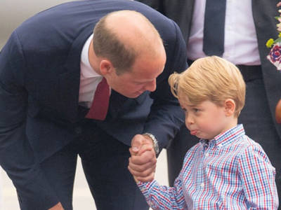 Il Principe George non vuole scendere dall’aereo e ruba la scena a papà William