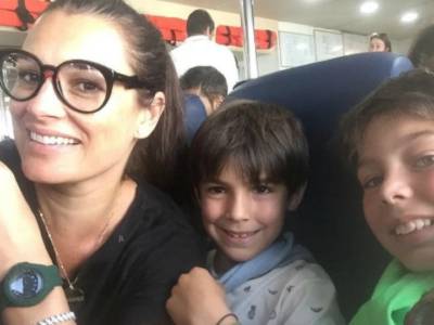 Alena Seredova si rilassa a Capri con i figli e mostra un fisico da urlo