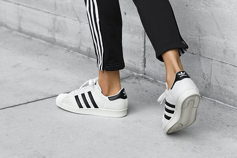 adidas superstar nere outfit