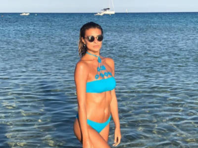 Cristina Chiabotto splendida sirena in Sardegna senza Fabio Fulco