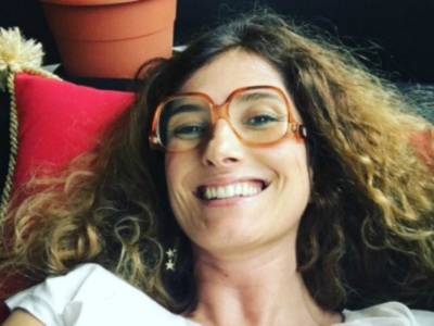 Nina Palmieri in topless con il pancione: è una mamma bellissima