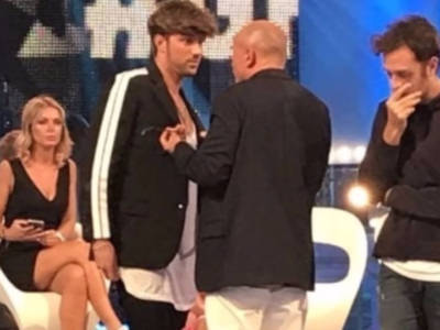 Andrea Damante: faccia a faccia con Signorini dopo l’attacco alla De Lellis