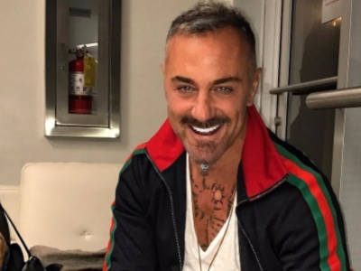 Gianluca Vacchi cambia look: capelli blu e niente barba