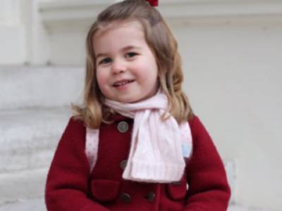 Il primo giorno di scuola della principessa Charlotte: la retta è da capogiro!