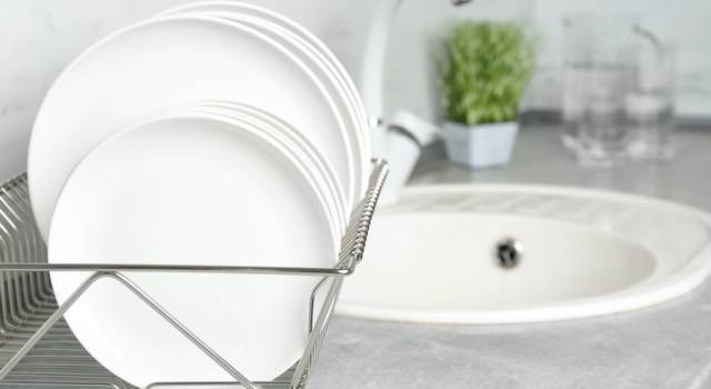 Ecco i metodi più efficaci per lavare i piatti senza detersivo