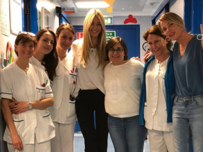 Elena Santarelli e Alessia Marcuzzi unite per una buona causa: fanno visita ai bambini malati!