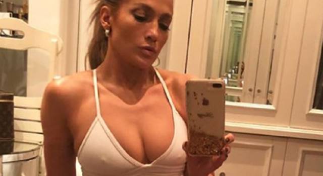 Jennifer Lopez: selfie da capogiro su Instagram