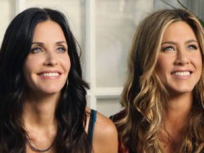 Courteney Cox protegge l’amica Jennifer Aniston da…Brad Pitt