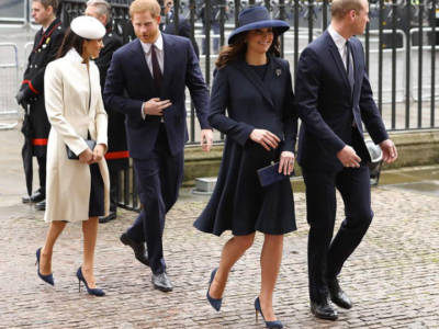 Meghan Markle e Kate Middleton indossano le stesse scarpe nell’uscita pubblica con la Regina!