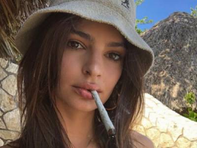 Emily Ratajkowski shock: fuma uno spinello sui social?