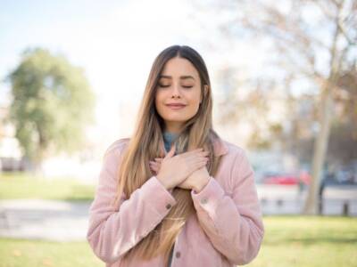 ragazza mani sul petto