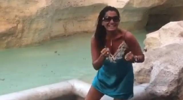 Aida Nizar fa il bagno nella fontana di Trevi: multata dalla polizia!