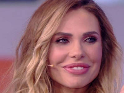 Ilary Blasi è senza mutande? Belen lo fa notare a tutti!