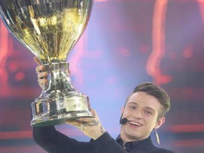 Irama vince Amici! E dedica la vittoria a…