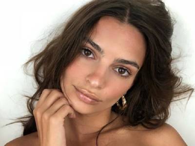 Emily Ratajkowski seduce senza reggiseno e con anello di fidanzamento!