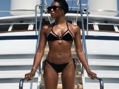 Altro che incinta! Naomi Campbell mostra le curve in bikini…