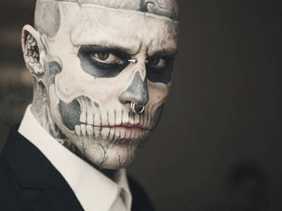 Chi era Rick Genest detto ‘Zombie Boy’, il modello più tatuato al mondo