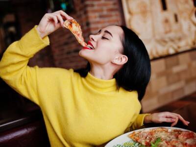 ragazza mangia pizza