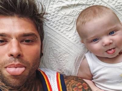 Fedez papà-casalingo: “Chiara è alla settimana della moda, e noi…”