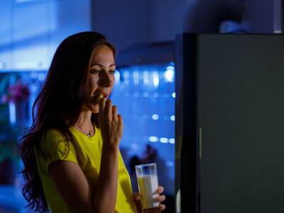 ragazza davanti al frigo tardi la sera