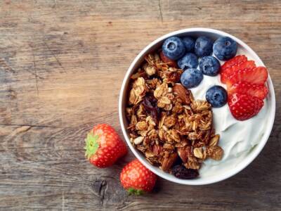 yogurt muesli frutta