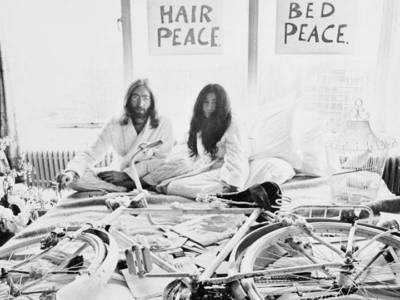 Yoko Ono: la donna di John Lennon, l’ombra di una leggenda