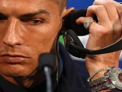 Cristiano Ronaldo: orologio da 2 milioni di euro in conferenza stampa