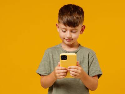 bambino con smartphone