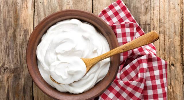 Si può riciclare lo yogurt scaduto? Tutti i consigli in cucina, ma anche&#8230;