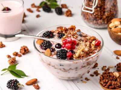 yogurt muesli frutta