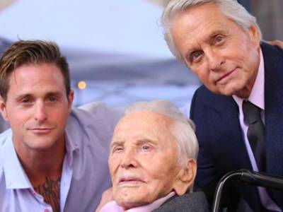 Kirk Douglas (al centro) con il figlio Michael Douglas (a destra) e il nipote Cameron (a sinistra)